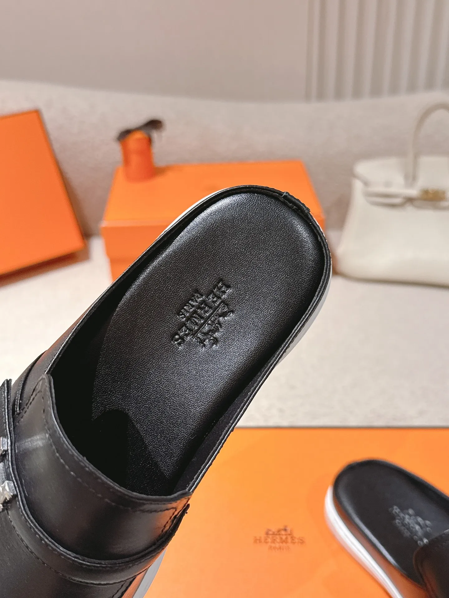 Men's men's shoes 💰560💰 Hermes 25ss new autumn and winter loafers, British retro design, classic and durable! Original reverse mold last, the ultimate 1:1 shape. Fabric: Cow suede/calfskin Lining: Imported sheepskin lining Outsole: Open-molded rubber sole Size: 35-45